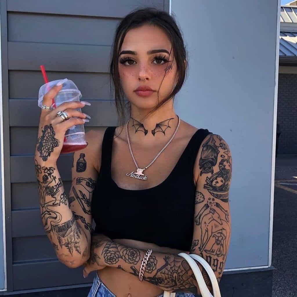 Tatuagem feminina no pescoço 1