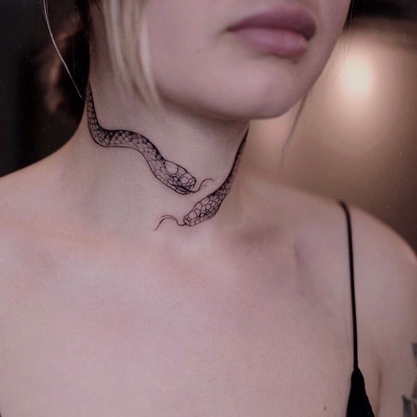 Tatuagem feminina no pescoço 2