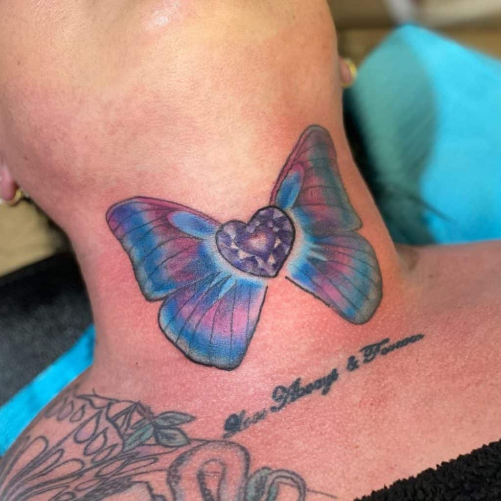 Tatuagem feminina no pescoço 5