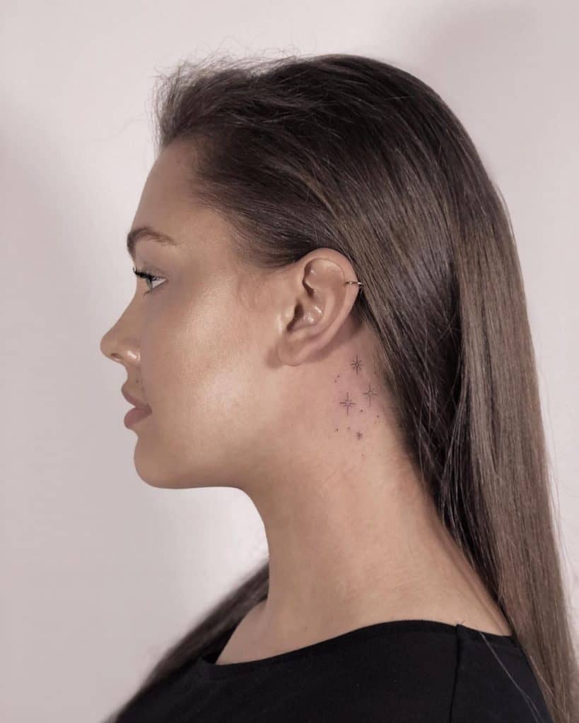 Tatuagem feminina no pescoço 1