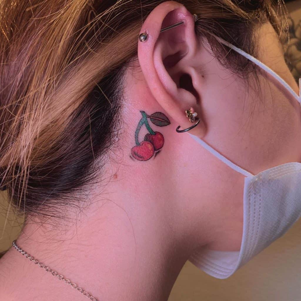 Tatuagem feminina no pescoço 2