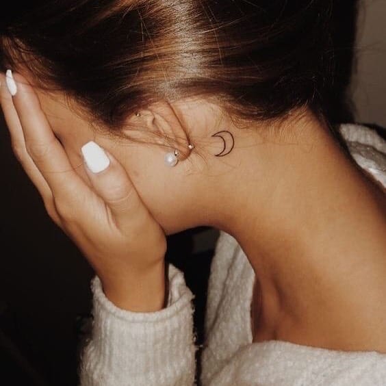 Tatuagem feminina no pescoço 3
