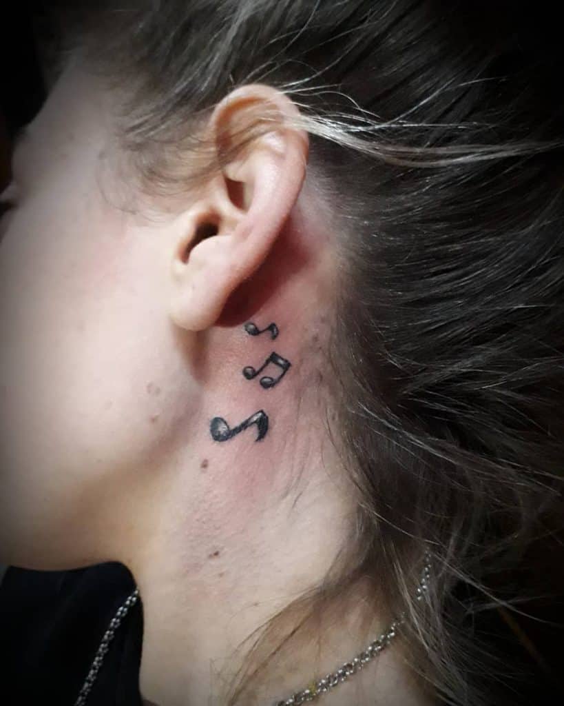 Notas musicais tatuagem no pescoço 1