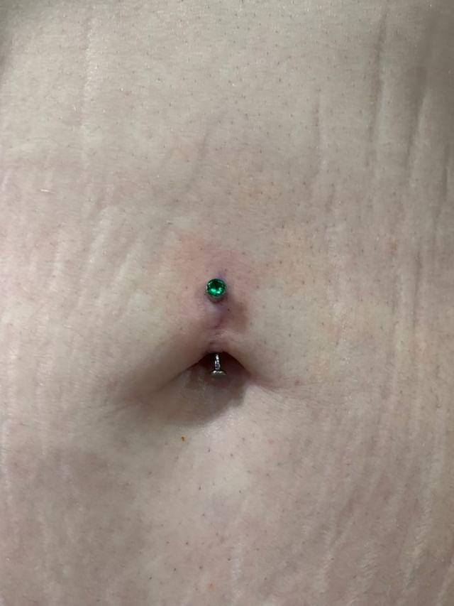 piercing plutajućeg pupka