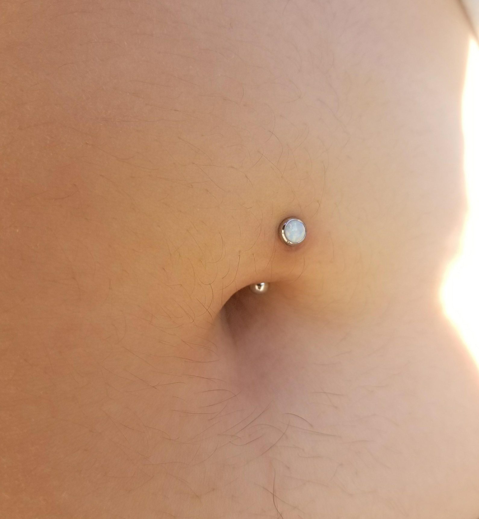 piercing plutajućeg pupka