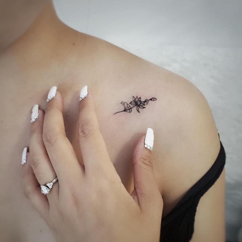 Tatuagem de lótus no ombro 1