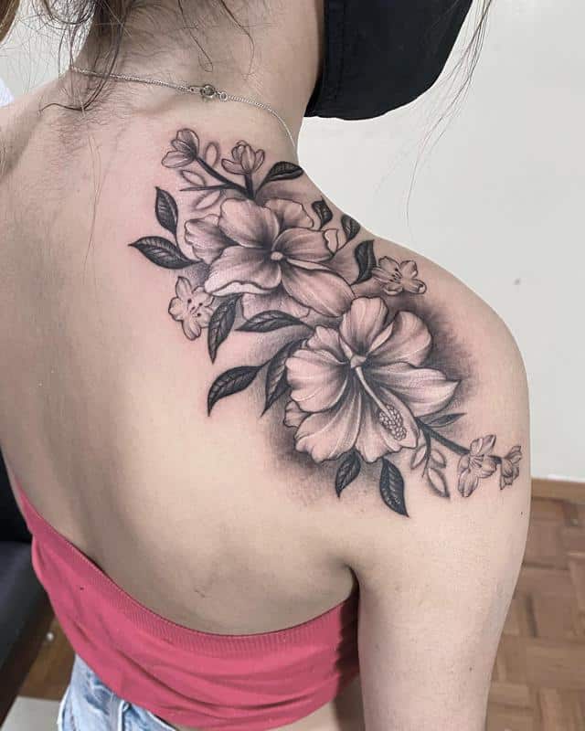Tatuagem de flor de hibisco no ombro 1