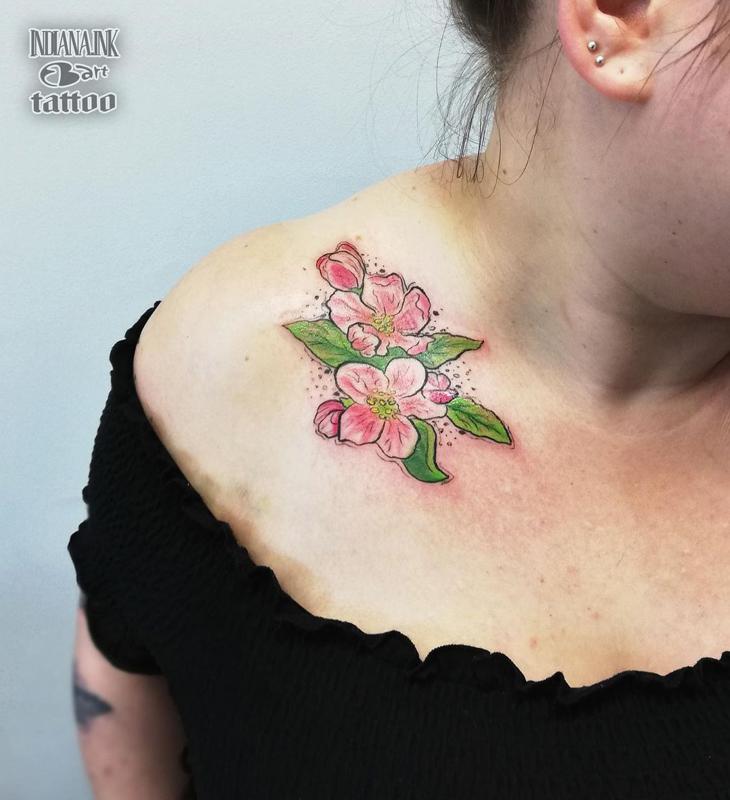 Tatuagem de flor de hibisco no ombro 3