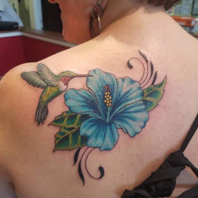 Tatuagem de flor de hibisco no ombro 5