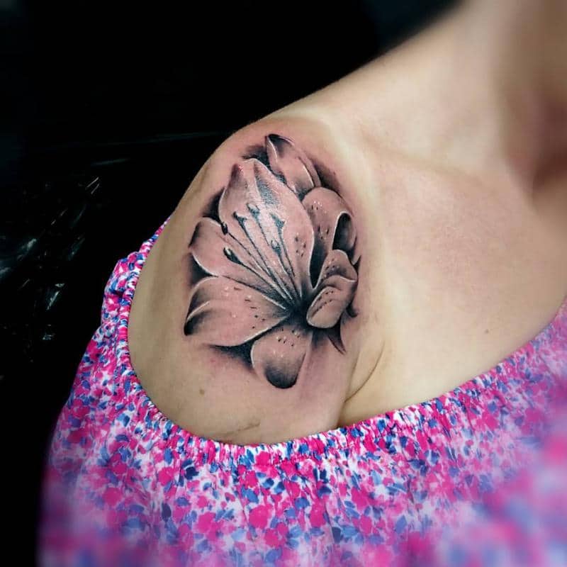 Lily Tattoo no ombro 2