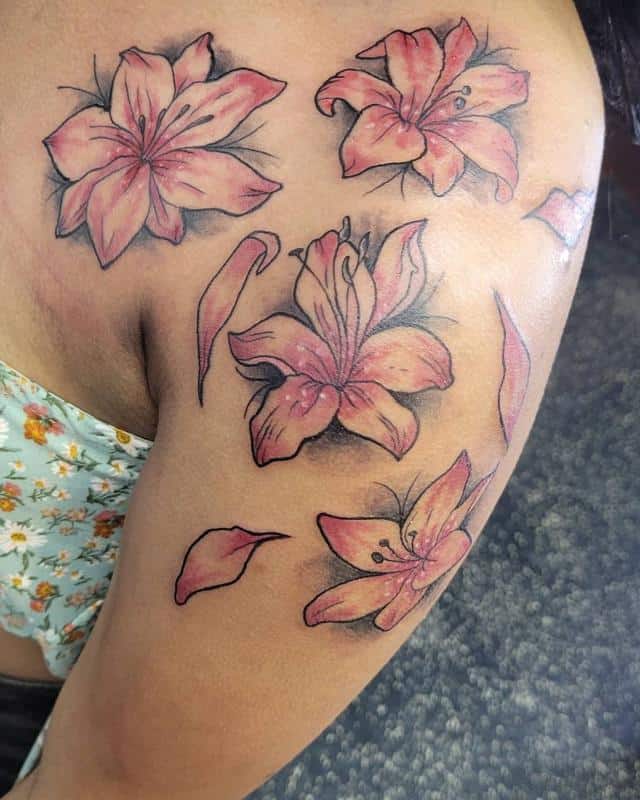 Tatuagem de Lily no ombro 4