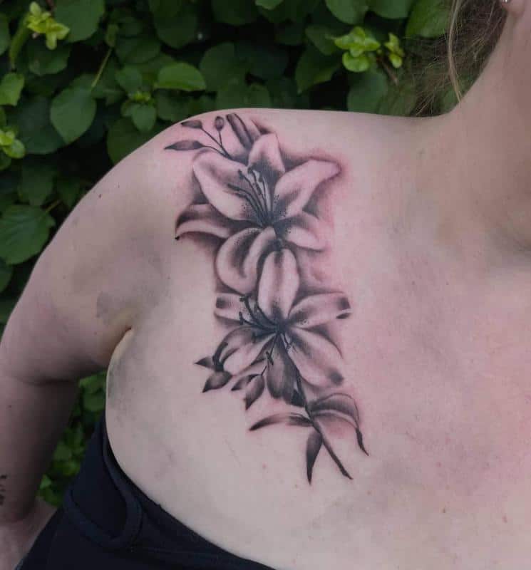 Tatuagem de Lily no ombro 5