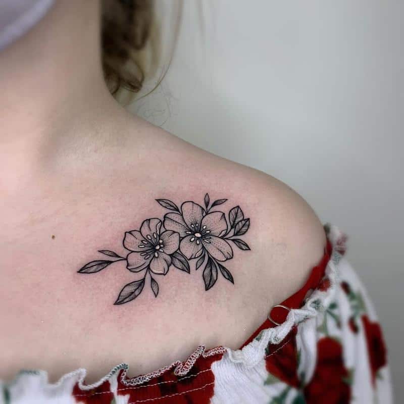 Tatuagem em flor de cerejeira no ombro 1