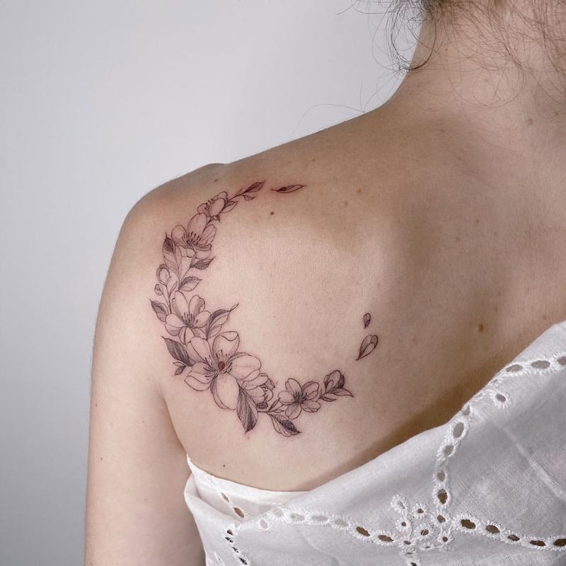 Tatuagem em flor de cerejeira no ombro 2