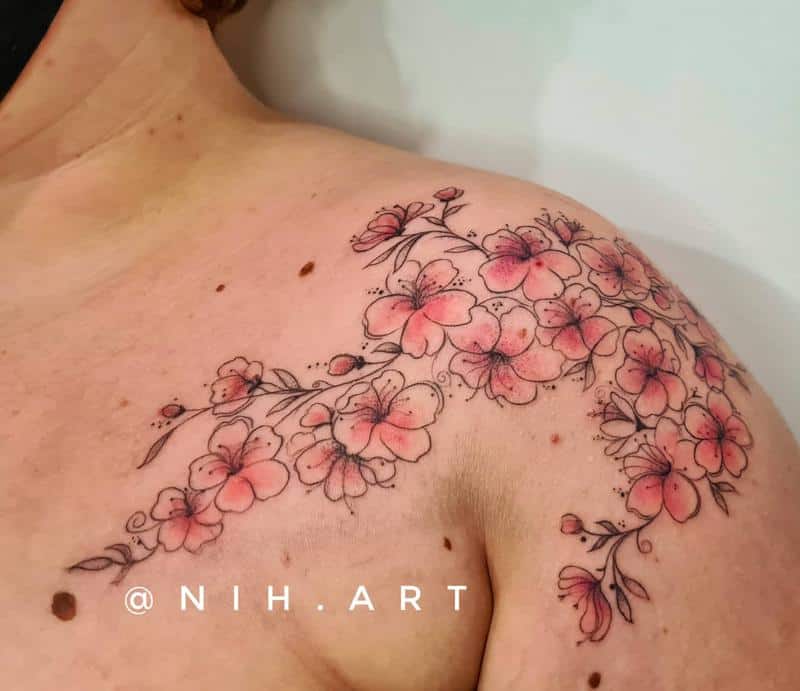 Tatuagem em flor de cerejeira no ombro 3