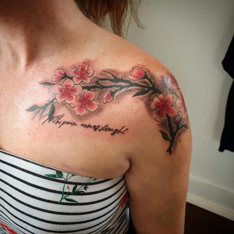 Tatuagem em flor de cerejeira no ombro 5