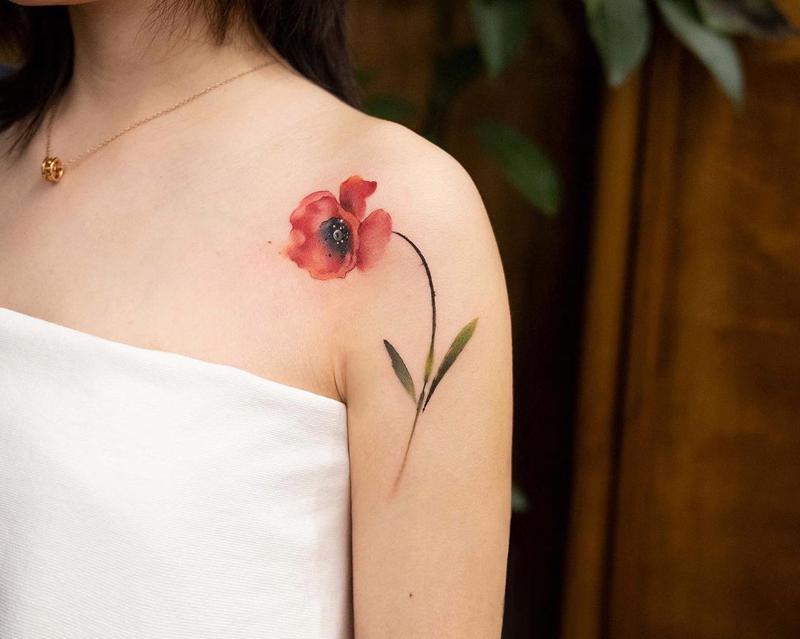 Tatuagem de papoula no ombro 4