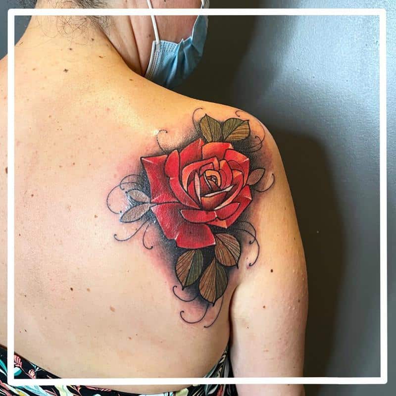Tatuagem de rosa no ombro 1