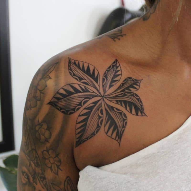 Tatuagem de flor tribal no ombro 2
