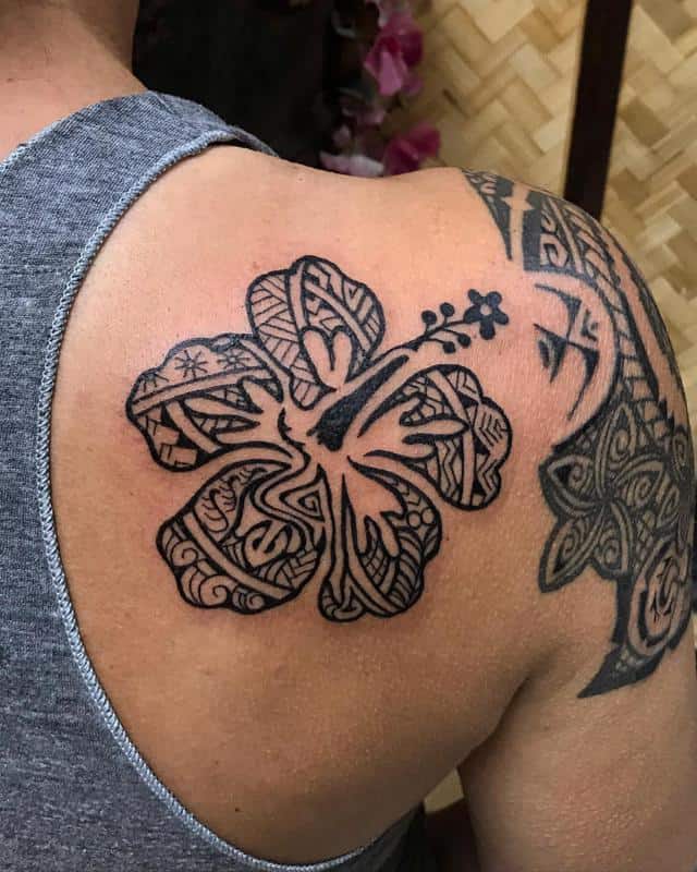 Tatuagem de flor tribal no ombro 4