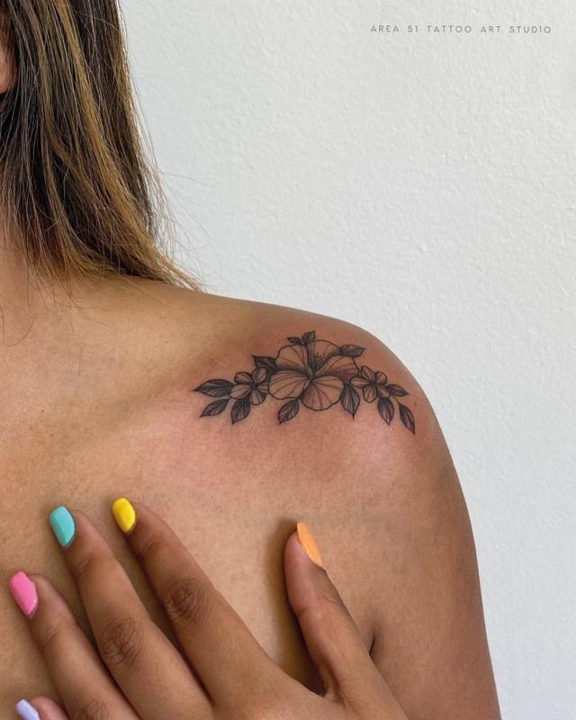 Tatuagem de flor pequena no ombro 1