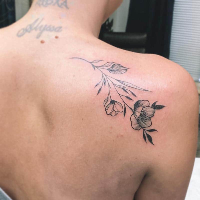 Tatuagem de flor pequena no ombro 2