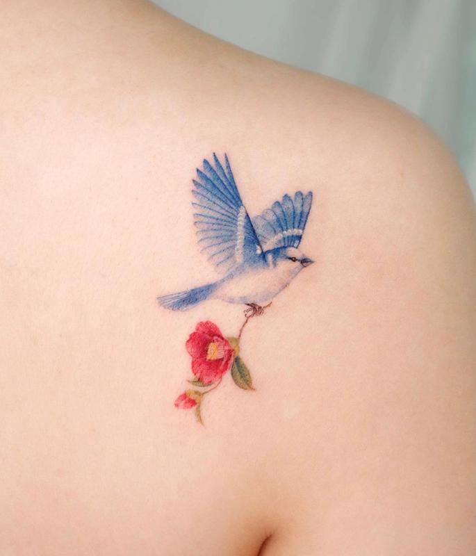 Tatuagem de flor pequena no ombro 3