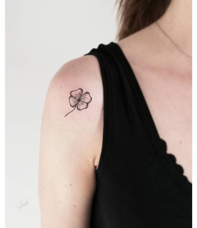 Tatuagem de flor pequena no ombro 4