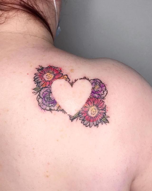 Tatuagem de flor pequena no ombro 5