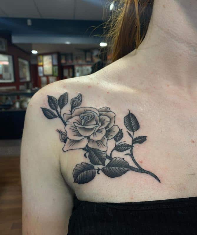 Rose Tattoo no ombro 2