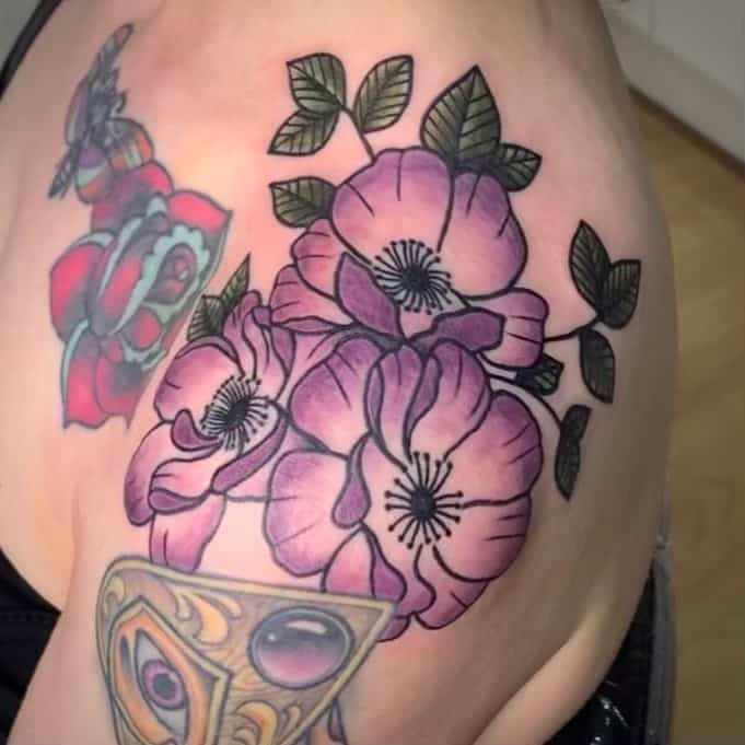 Tatuagem de flor grande no ombro 3