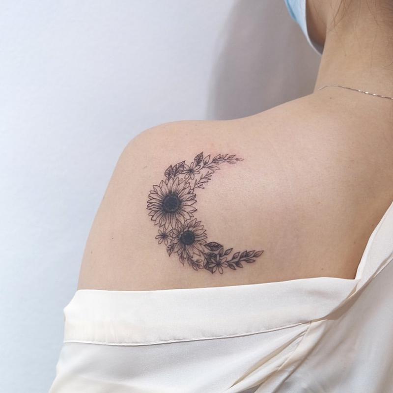 Tatuagem de girassol no ombro 1