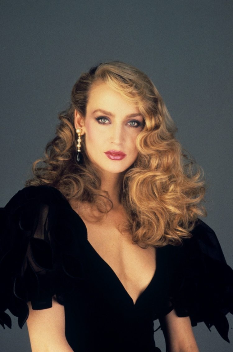 Coafuri Jerry Hall Parul anilor 70 Bucle retro Oblic Bangs