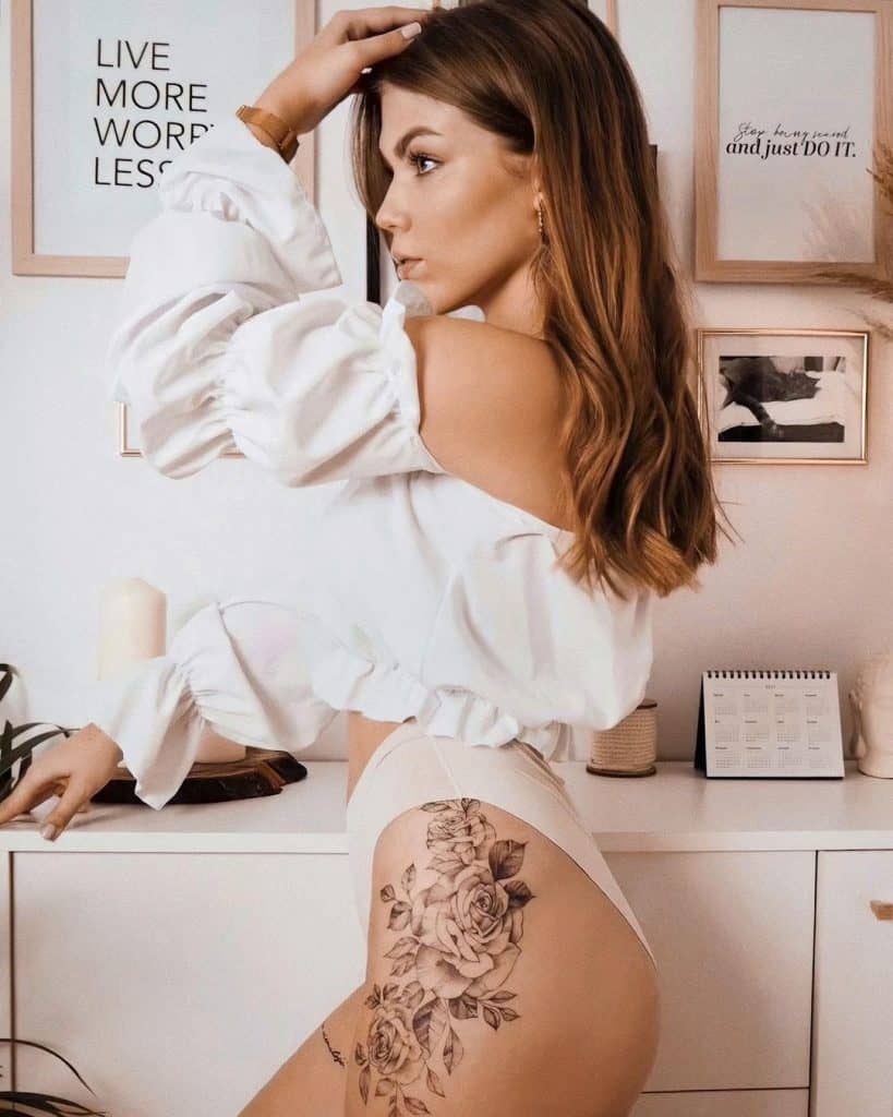 Donne del tatuaggio dell'anca 2