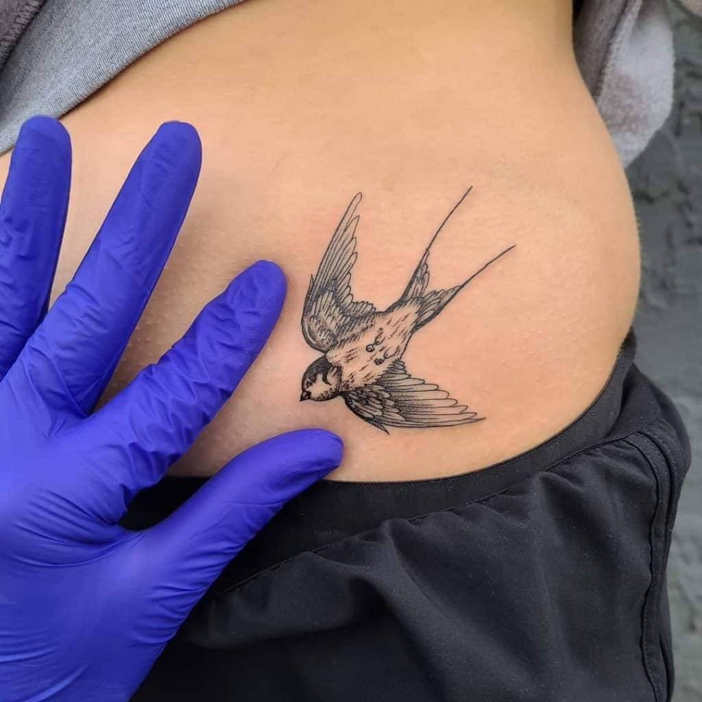 Donne del tatuaggio dell'anca 3