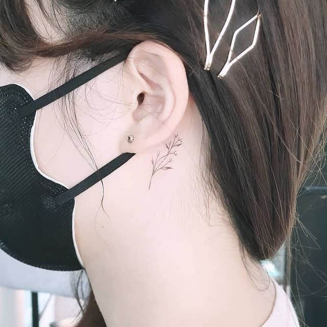 Tatuaggio dietro l'orecchio