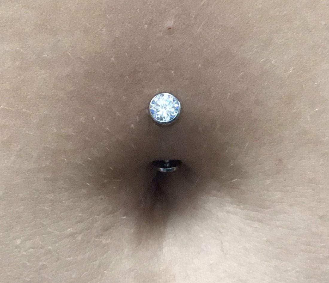piercing all'ombelico galleggiante