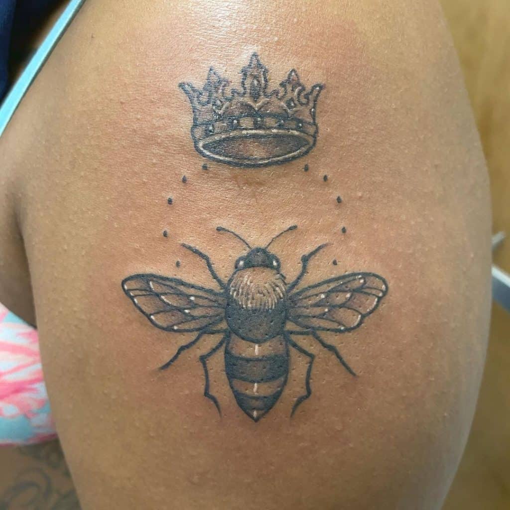 Tatuagem de abelha rainha 2