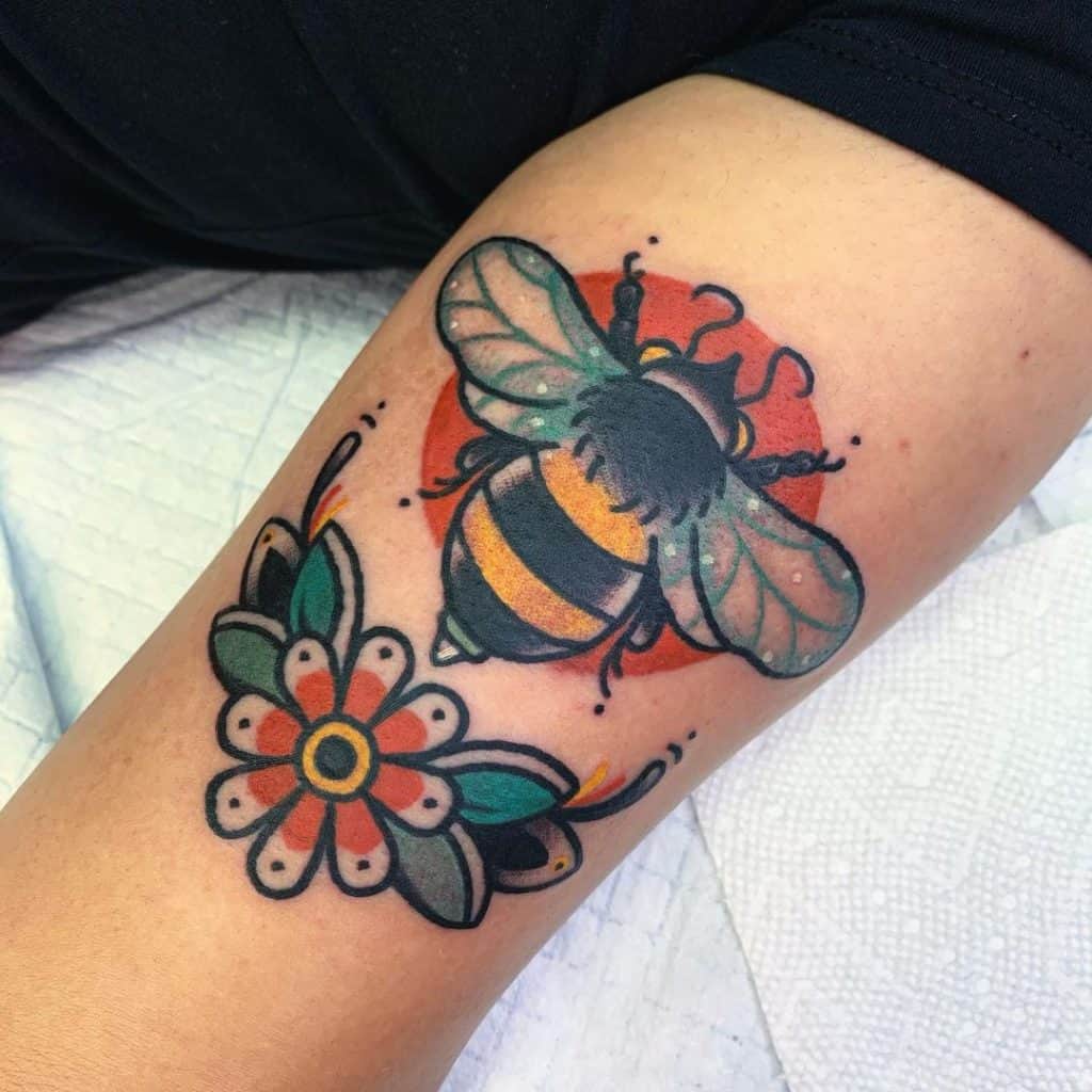 Tatuagem de abelha tradicional 2