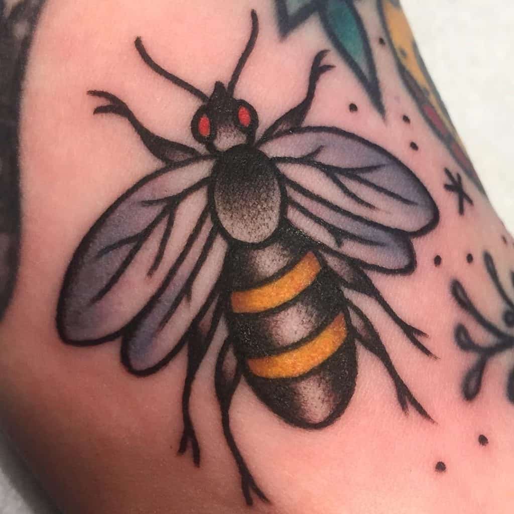 Tatuagem de abelha tradicional 3