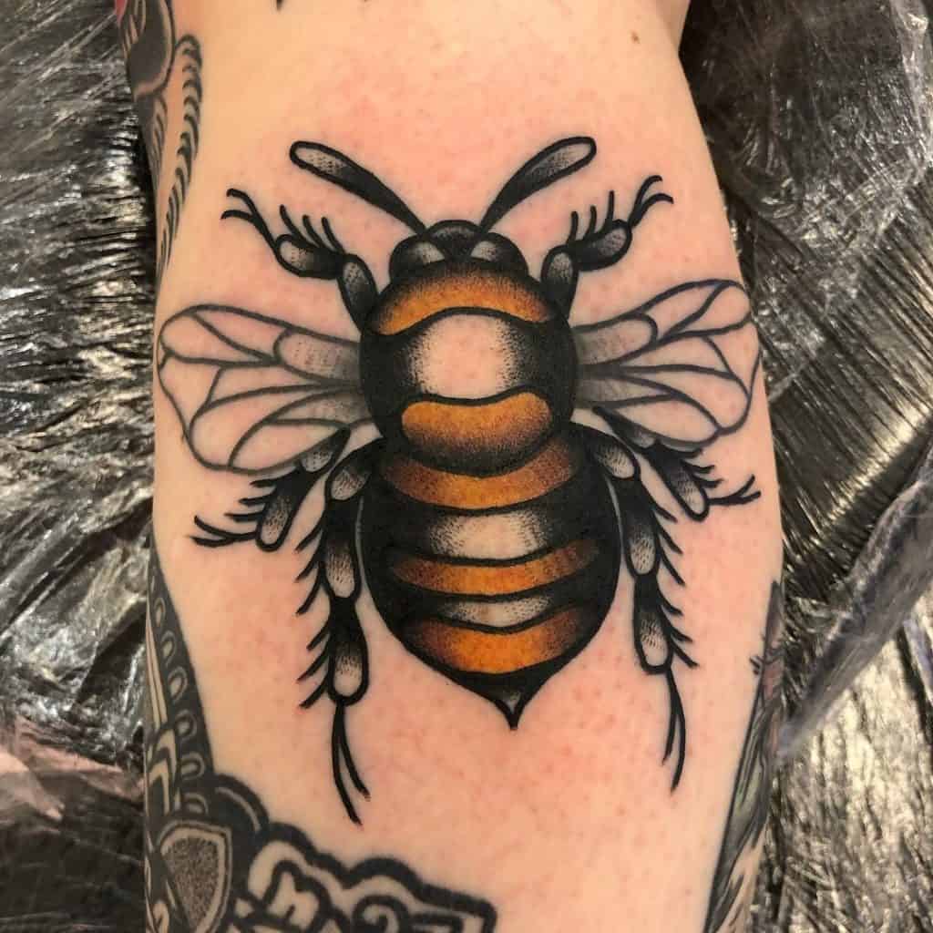 Tatuagem de abelha tradicional 4