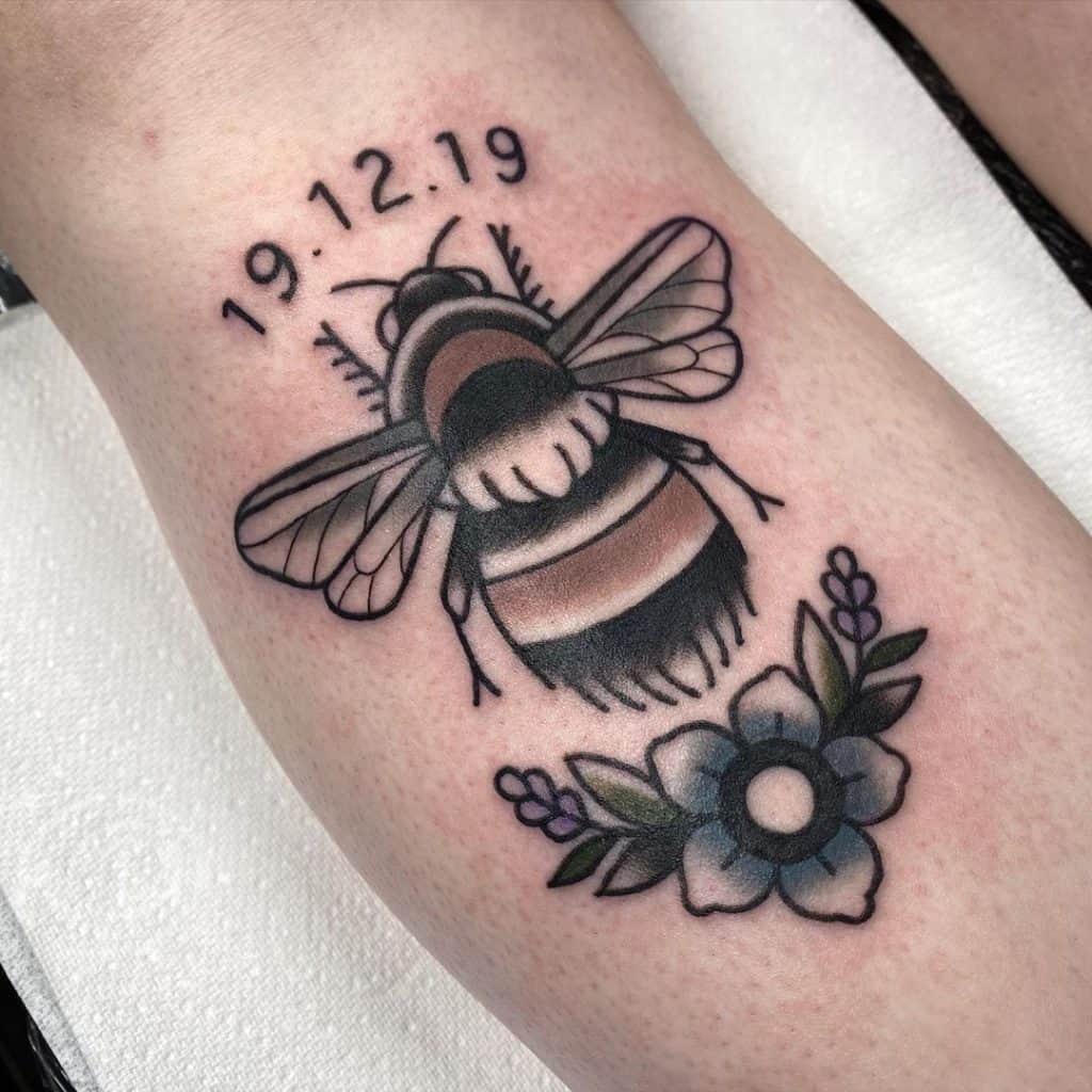 Tatuagem de abelha tradicional 5