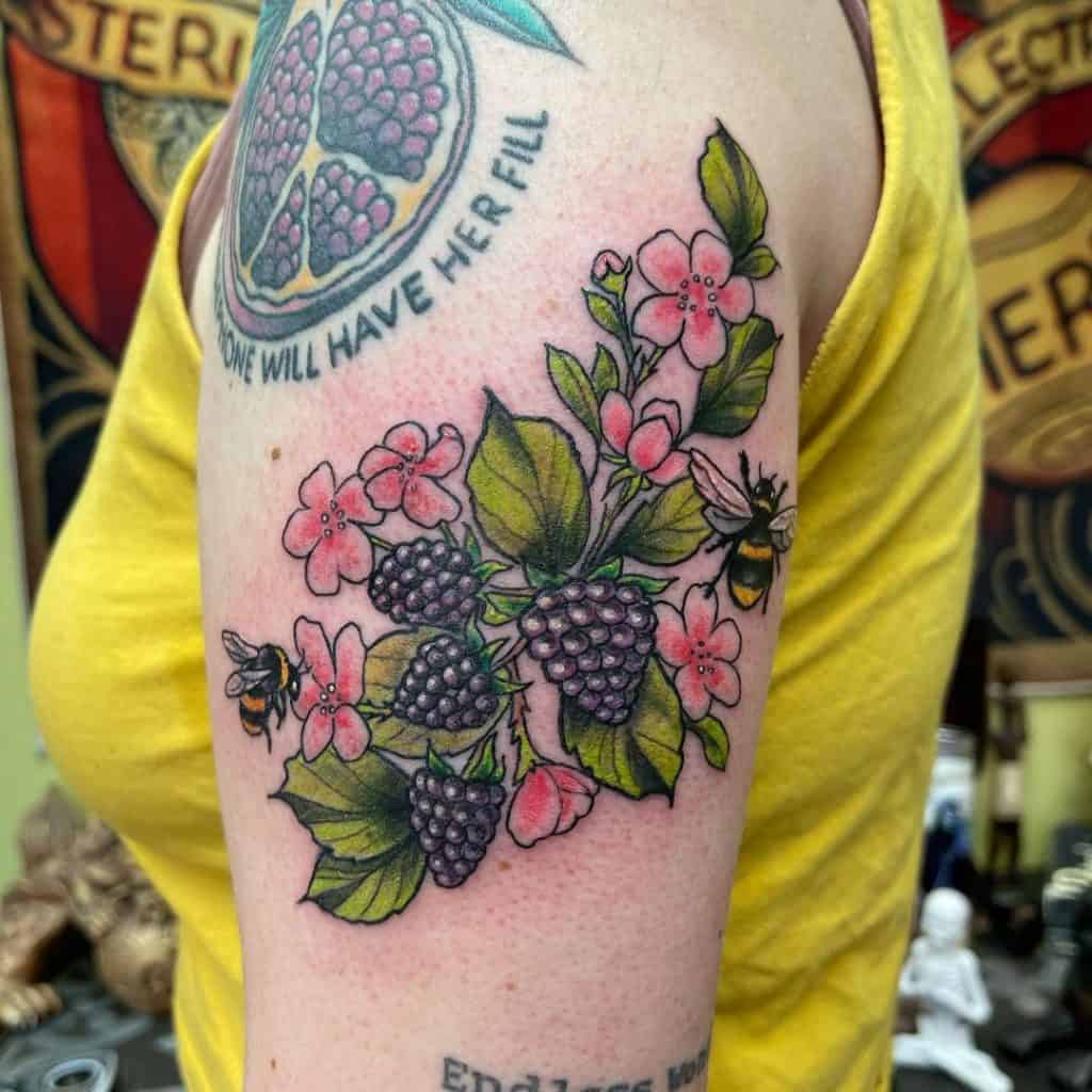 Tatuagem de abelhas e frutas 1