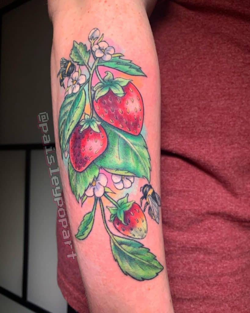 Tatuagem de abelhas e frutas 2