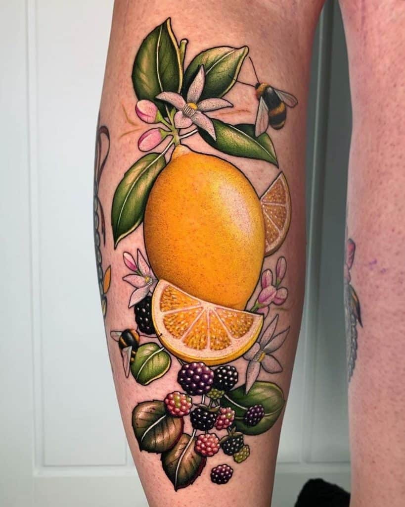 Tatuagem de abelhas e frutas 3