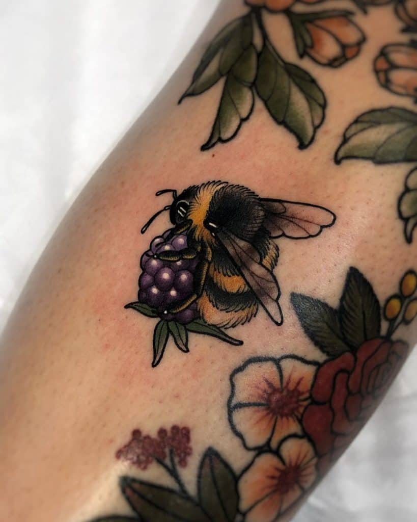 Tatuagem de abelhas e frutas 4