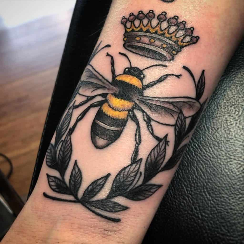 Tatuagem de abelha rainha 3