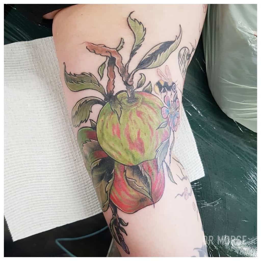 Tatuagem de abelhas e frutas 5
