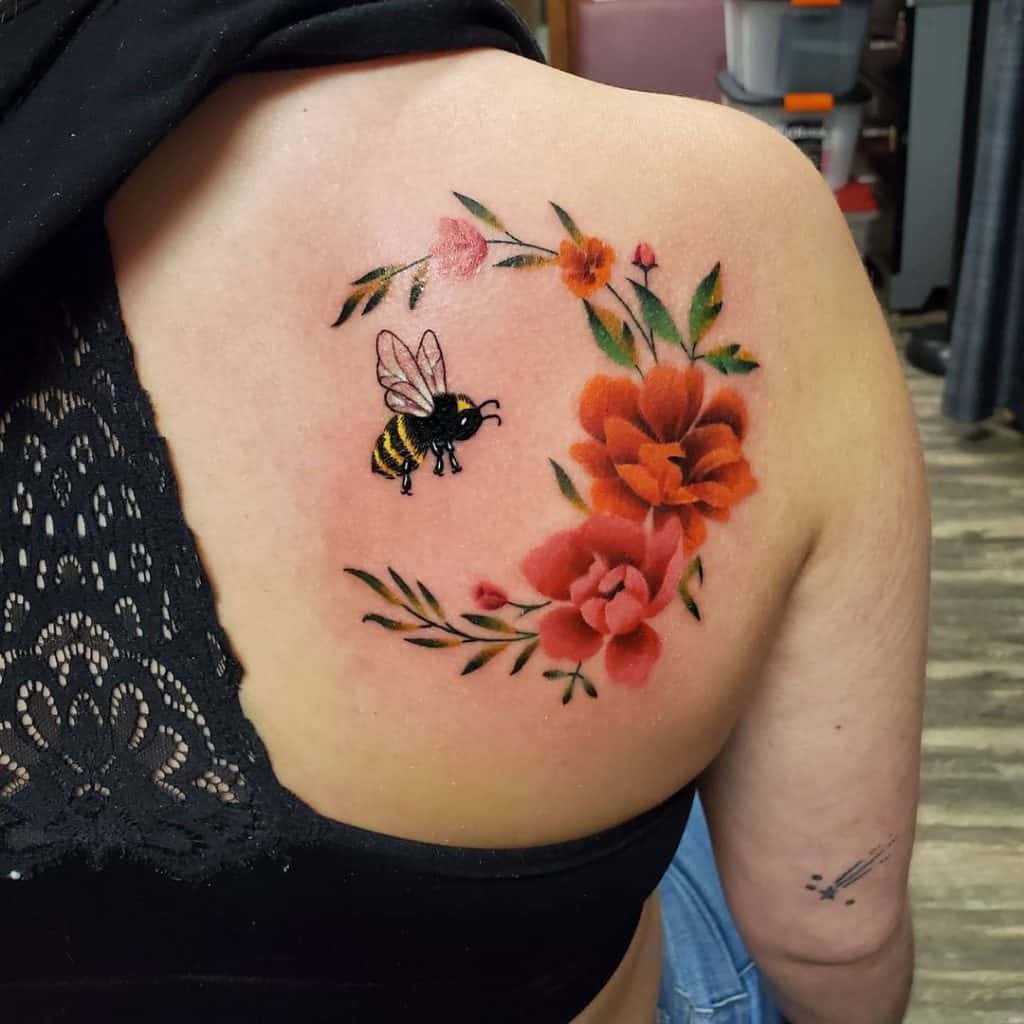 Tatuagem de abelhas e flores 1