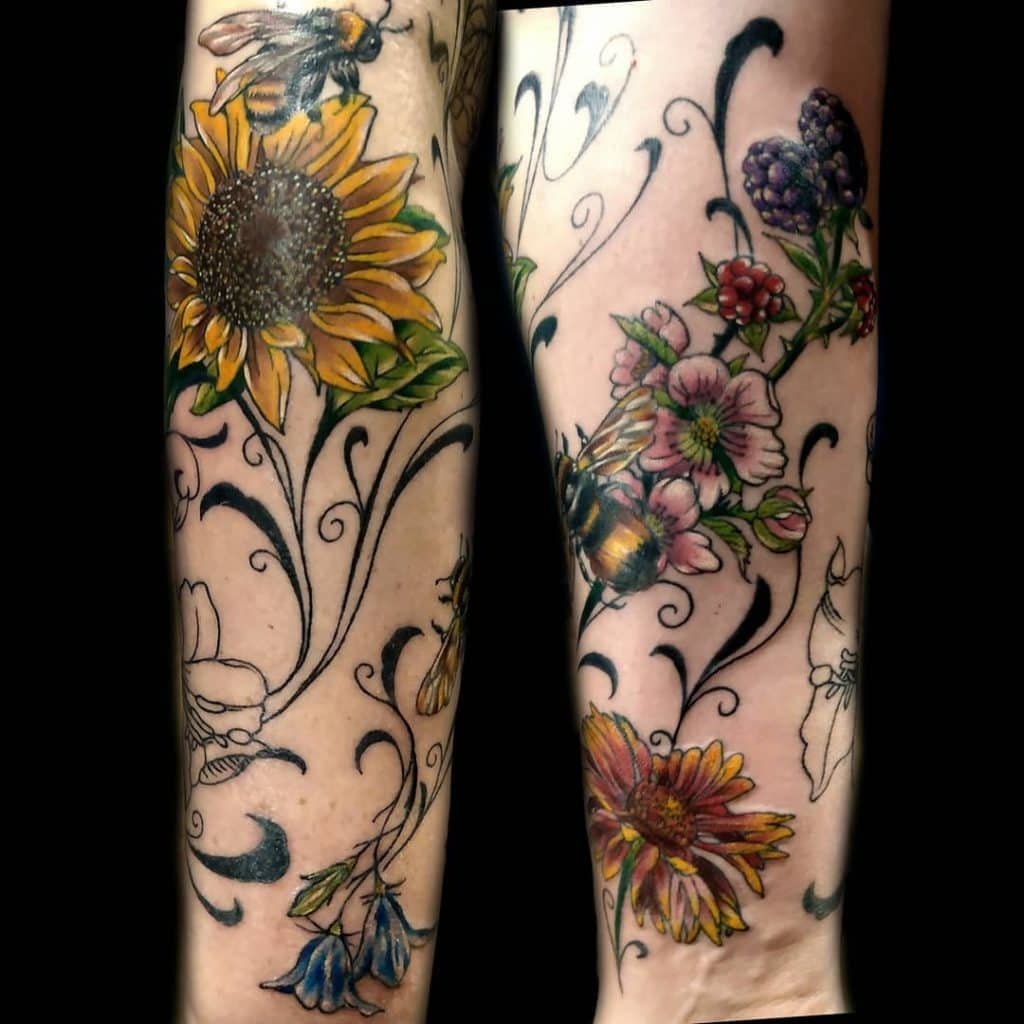 Tatuagem de abelhas e flores 2